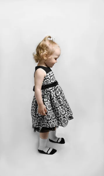 Petite fille en robe noire et blanche — Photo