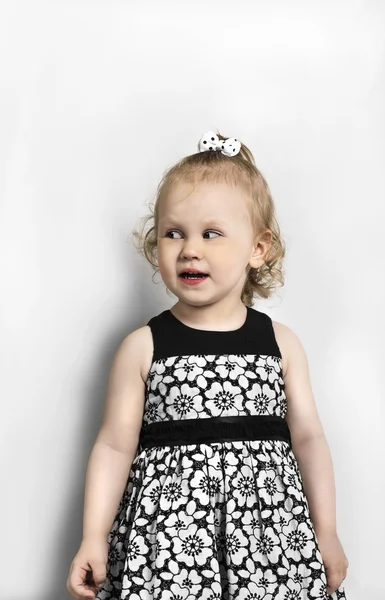 Petite fille en robe noire et blanche debout — Photo
