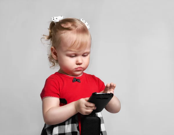Bambina con smartphone — Foto Stock