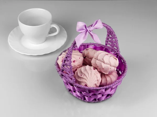 Berry marshmallows in the basket — Stock Photo, Image