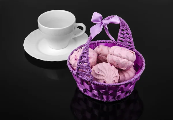 Berry purple marshmallow in the basket — Stock Photo, Image