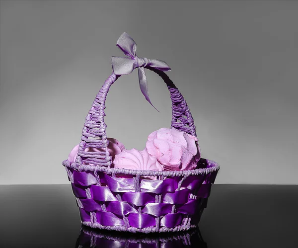 Purple basket with berry marshmallow — Stock Photo, Image