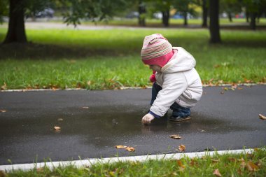 Küçük kız yağmur gölde görünüyor
