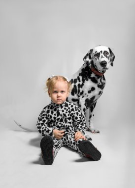 Küçük kız ve Dalmaçya köpeği