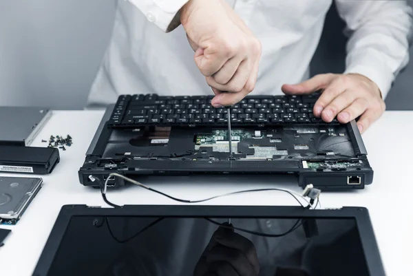 Mężczyzna naprawa laptopa — Zdjęcie stockowe