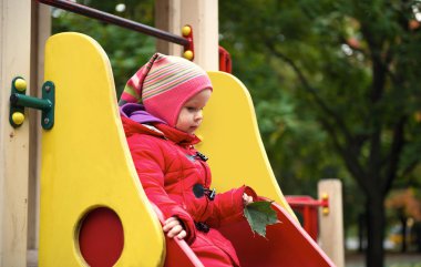 Kırmızı ceketli kız.