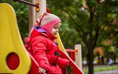 Kırmızı ceketli kız.