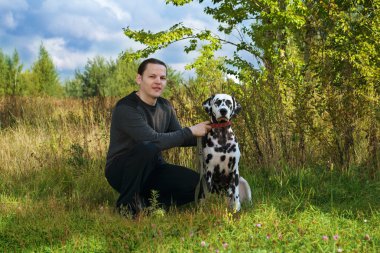 Erkekler ve Dalmaçya köpeği