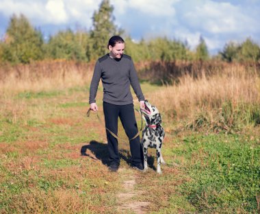 genç adam ve köpeği Dalmaçyalı