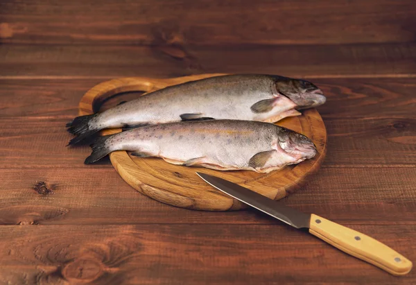 Trucha de pescado en el tablero —  Fotos de Stock