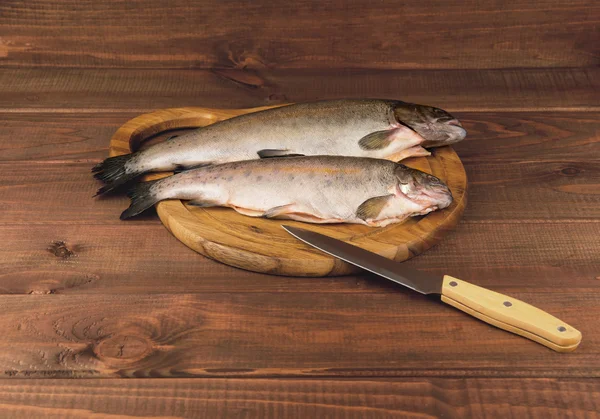 Trucha fresca de pescado crudo es dos piezas en el tablero — Foto de Stock