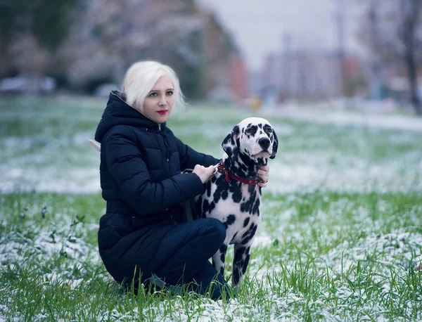 Jeune fille et chien dalmate — Photo