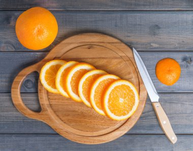 Kesme tahtası üzerinde turuncu dilimlenmiş.