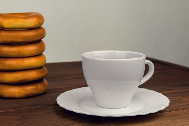 Ahşap masa fincan çay üzerinde