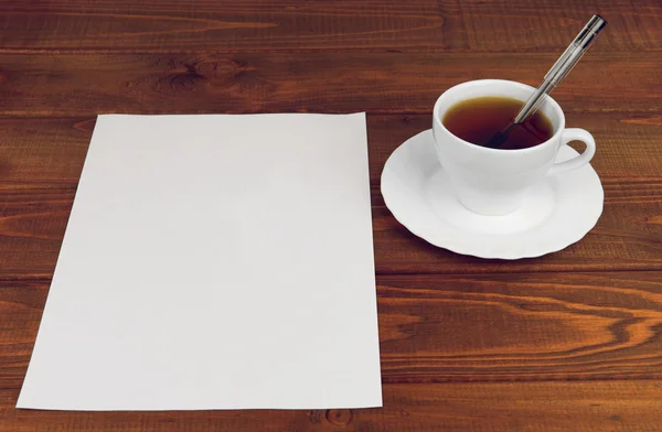 Libro blanco sobre una mesa de madera — Foto de Stock