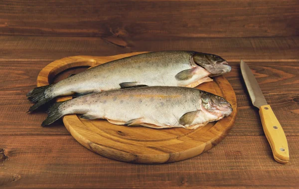 Trucha fresca de pescado crudo es dos piezas en el tablero — Foto de Stock