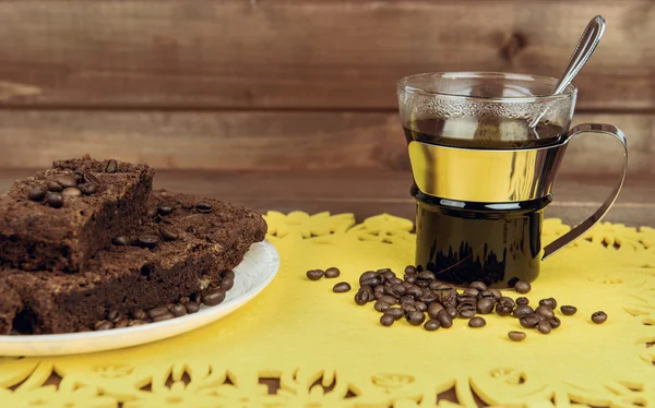 Em uma mesa de madeira em amarelo — Fotografia de Stock