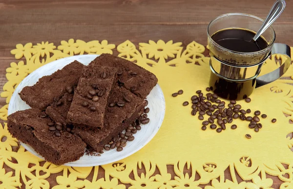 Em uma mesa de madeira em copo de vidro de guardanapo amarelo de café com — Fotografia de Stock