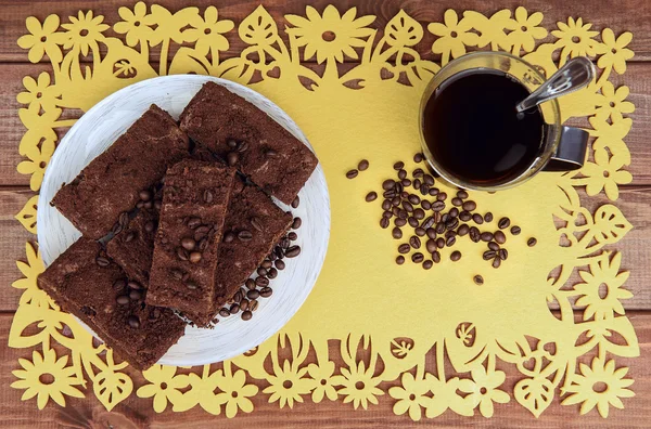 Em uma mesa de madeira na chapa amarela de bolo de trufa de chocolate — Fotografia de Stock