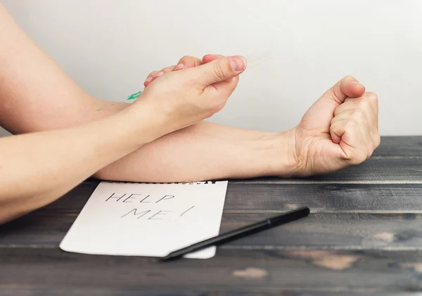 Man håller en spruta — Stockfoto