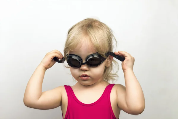 Piccola ragazza bionda in costume da bagno rosa coesiva — Foto Stock