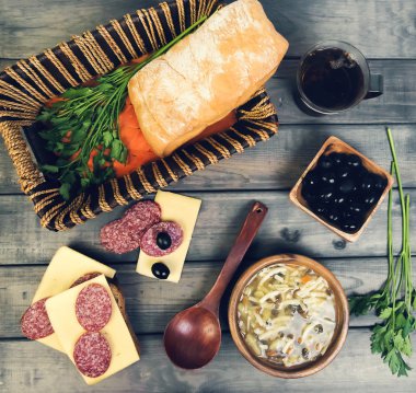 Rustik öğle üzerinde ahşap bir masa