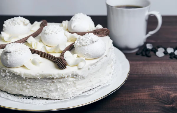 Baiser-Kuchen und eine Tasse Kaffee — Stockfoto