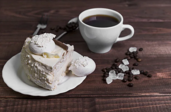 Sur une table en bois délicat - soucoupe avec morceau de gâteau — Photo