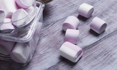 Marshmallow cam kavanozda 