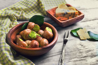 Bordo salyangoz bir ahşap tepsi