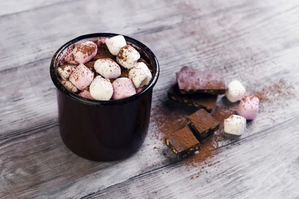 Metal mug with hot chocolate, marshmallows — 스톡 사진