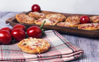 Ahşap bir masa üzerinde mini pizza