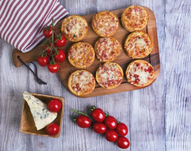 Ahşap bir masa üzerinde mini pizza