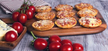 Ahşap bir masa üzerinde mini pizza