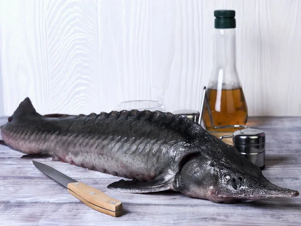 Grande de esturión de pescado crudo entero —  Fotos de Stock