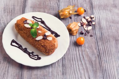 Hafif ahşap arka plan beyaz küçük tabağa kek ile 