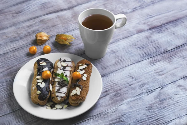 Teller mit Kuchen eclairs dekoriert — Stockfoto