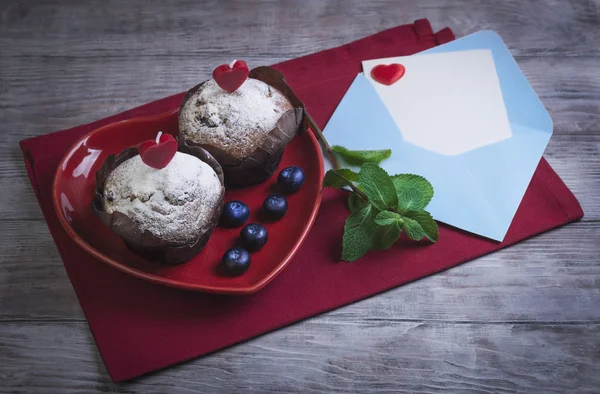 Coração com dois muffins de baga — Fotografia de Stock