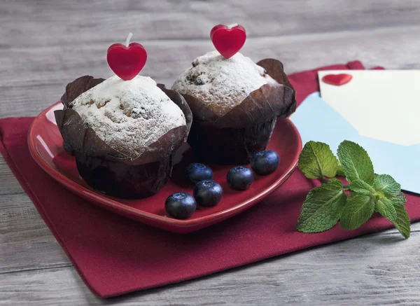 Coeur avec deux muffins aux baies — Photo