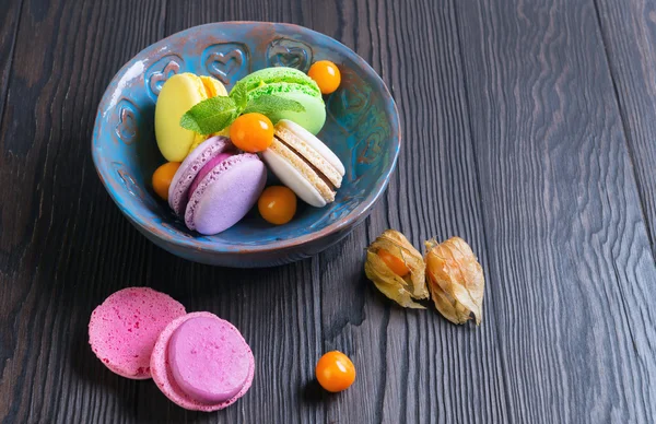 Multicolored macaroon cookies in a blue ceramic bowl — Stock Photo, Image