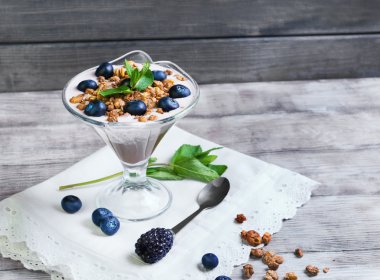 çilek ve granola yoğurt ile dekore edilmiş cam vazo