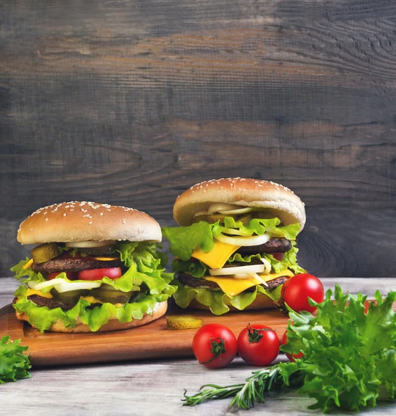 Two big cheeseburger deluxe — Stockfoto