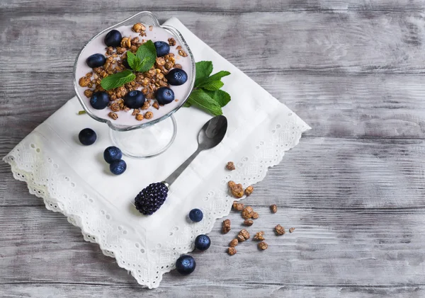 Bogyós gyümölcsök és joghurt granola díszített üveg váza — Stock Fotó