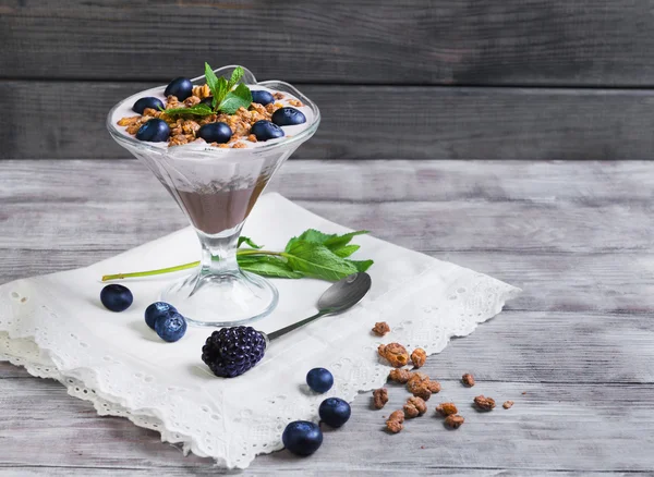 Стеклянная ваза, украшенная ягодами и йогуртом — стоковое фото