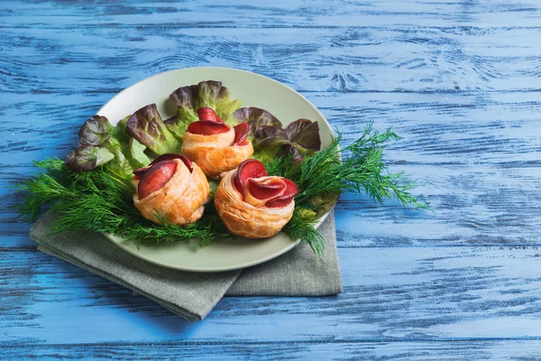 Buns puff with sausage — Stock Photo, Image