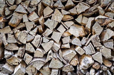 doğranmış kuru odun yığını içinde günlüğe kaydeder.