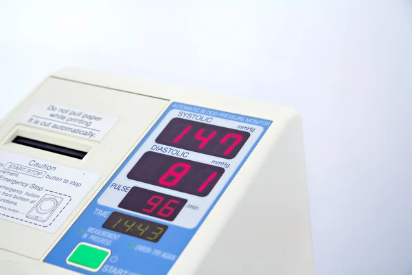 Tensiomètre automatique avec hypertension isolé sur blanc — Photo