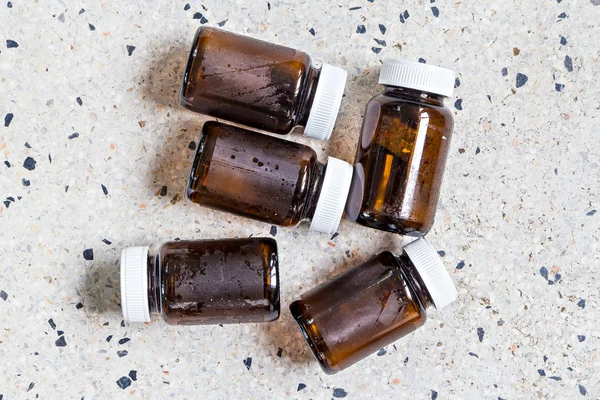 Použité sklo lahve pro recyklaci na teracové podlahy — Stock fotografie
