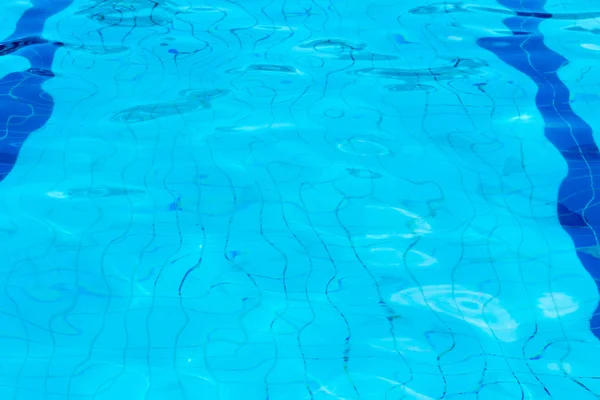 游泳池里的水蓝色波纹 — 图库照片