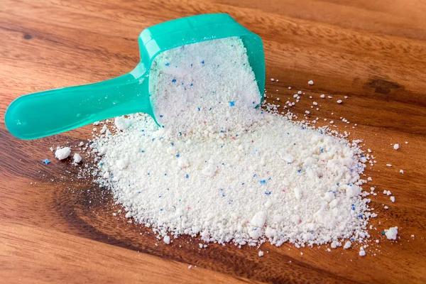Detergente o polvo de lavado en cuchara dosificadora — Foto de Stock